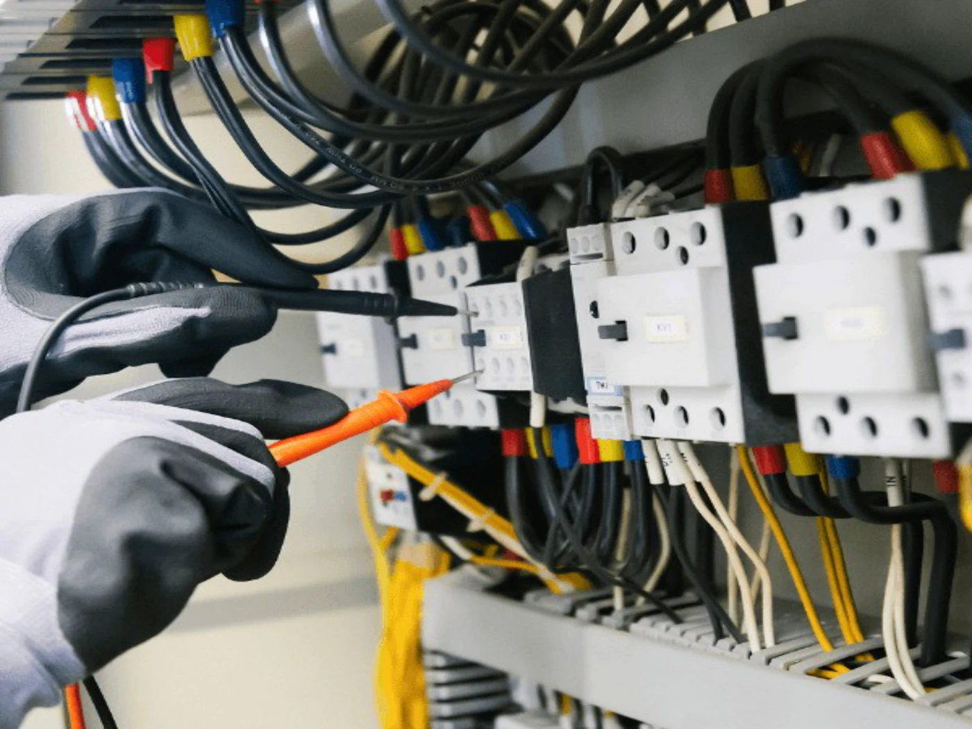 Meritev na električnem razdelilniku z merilnimi sondami